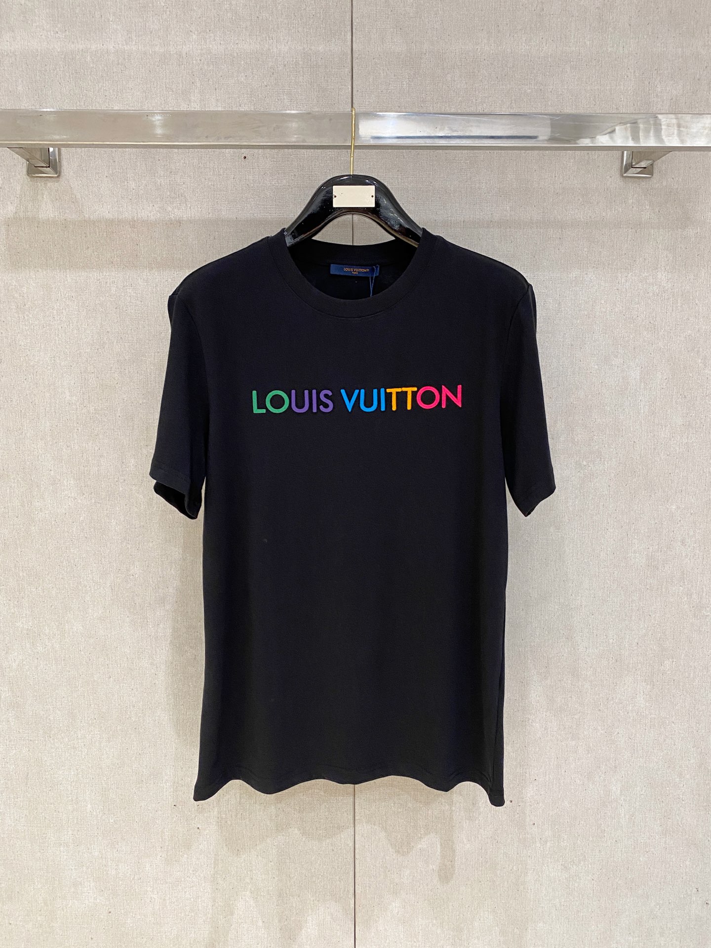  路易威*1V 25SS春夏新款首发专柜最新款短袖圆领T恤 高端订制 设计前卫时尚！品牌logo重工艺设