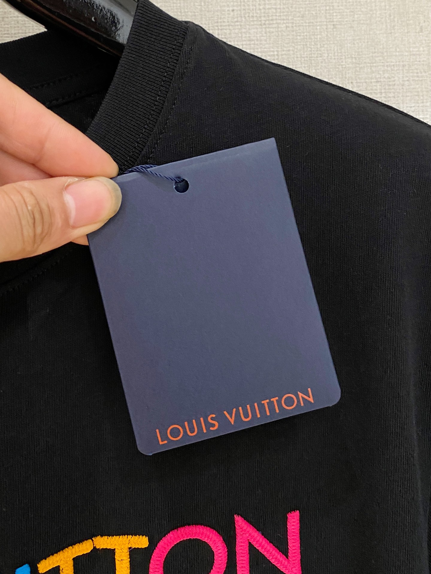  路易威*1V 25SS春夏新款首发专柜最新款短袖圆领T恤 高端订制 设计前卫时尚！品牌logo重工艺设