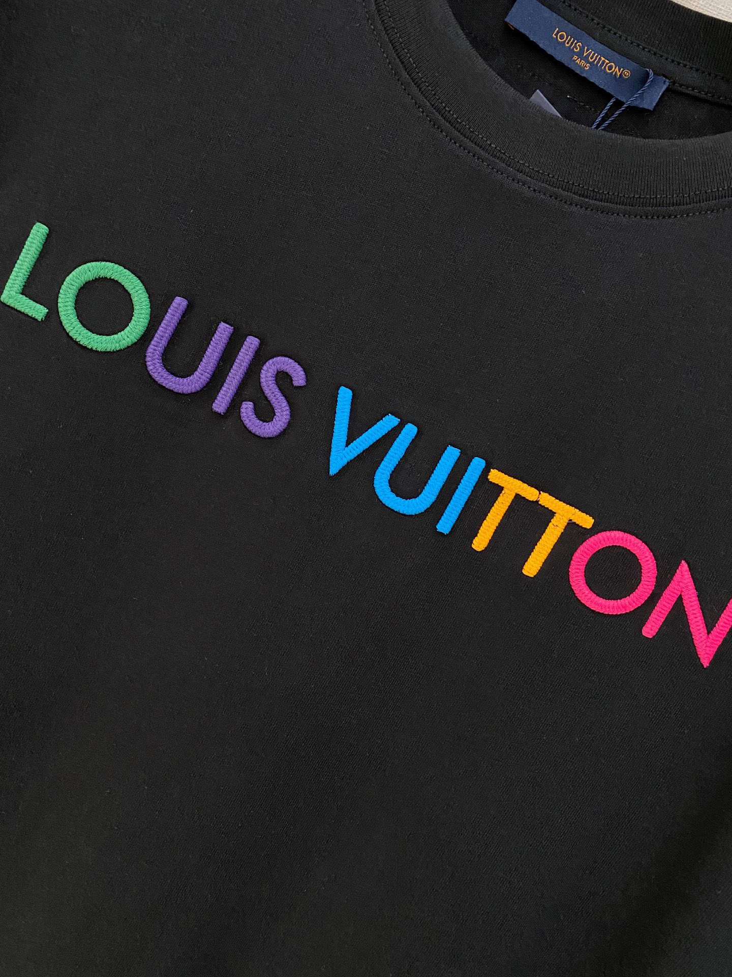  路易威*1V 25SS春夏新款首发专柜最新款短袖圆领T恤 高端订制 设计前卫时尚！品牌logo重工艺设