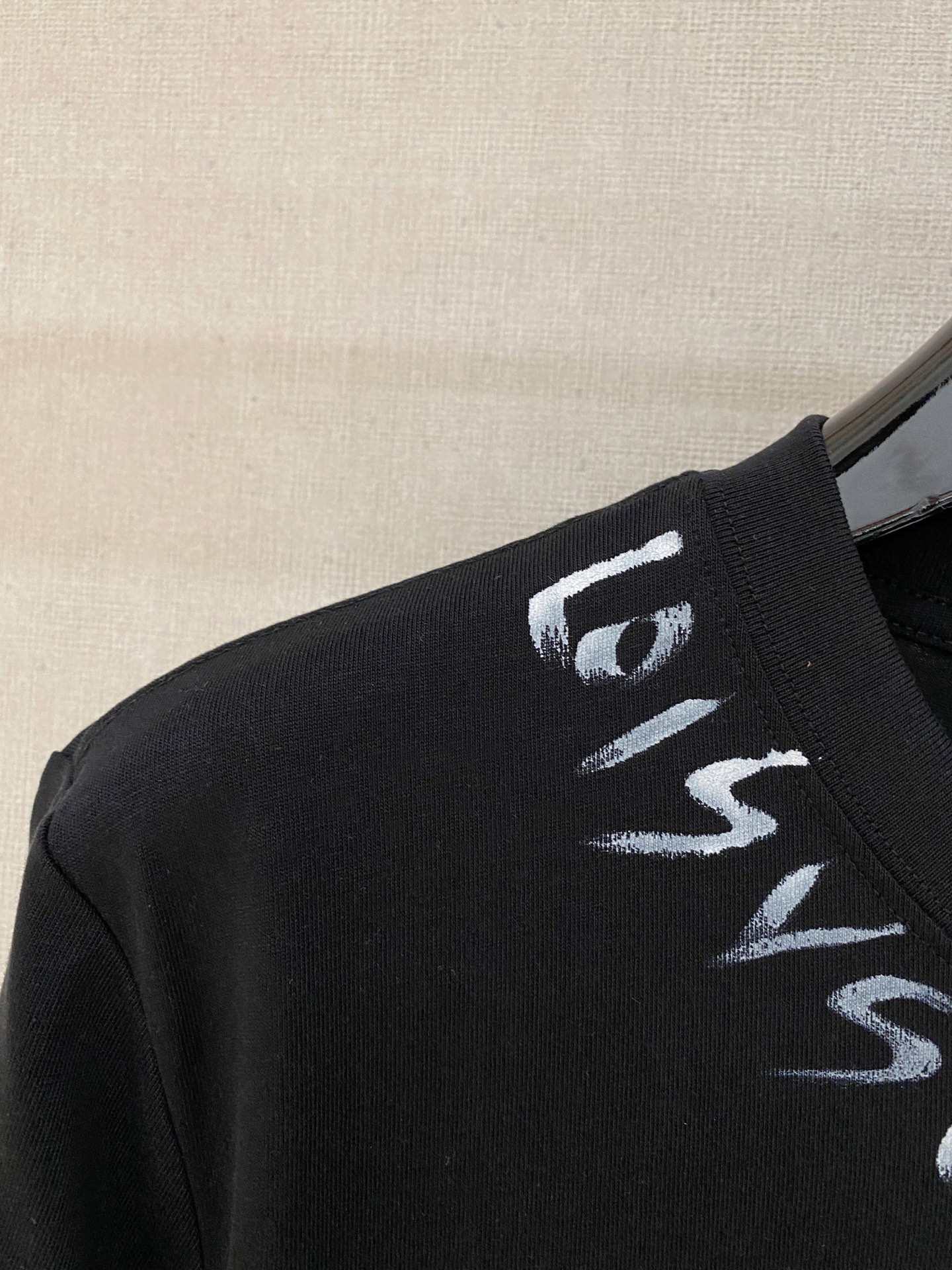 🌾退换# 路易威*1V 春夏新款首发专柜最新款短袖圆领T恤 手绘高端订制 设计前卫时尚！品牌logo重工