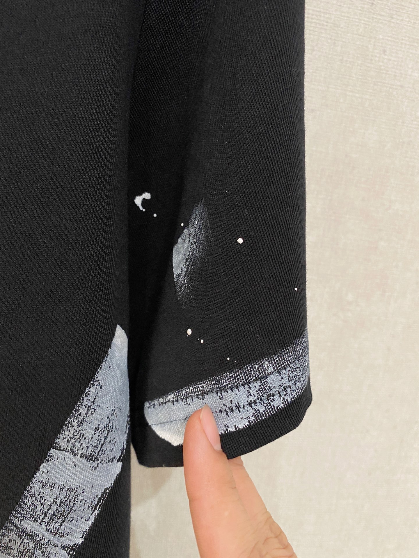 🌾退换# 路易威*1V 春夏新款首发专柜最新款短袖圆领T恤 手绘高端订制 设计前卫时尚！品牌logo重工