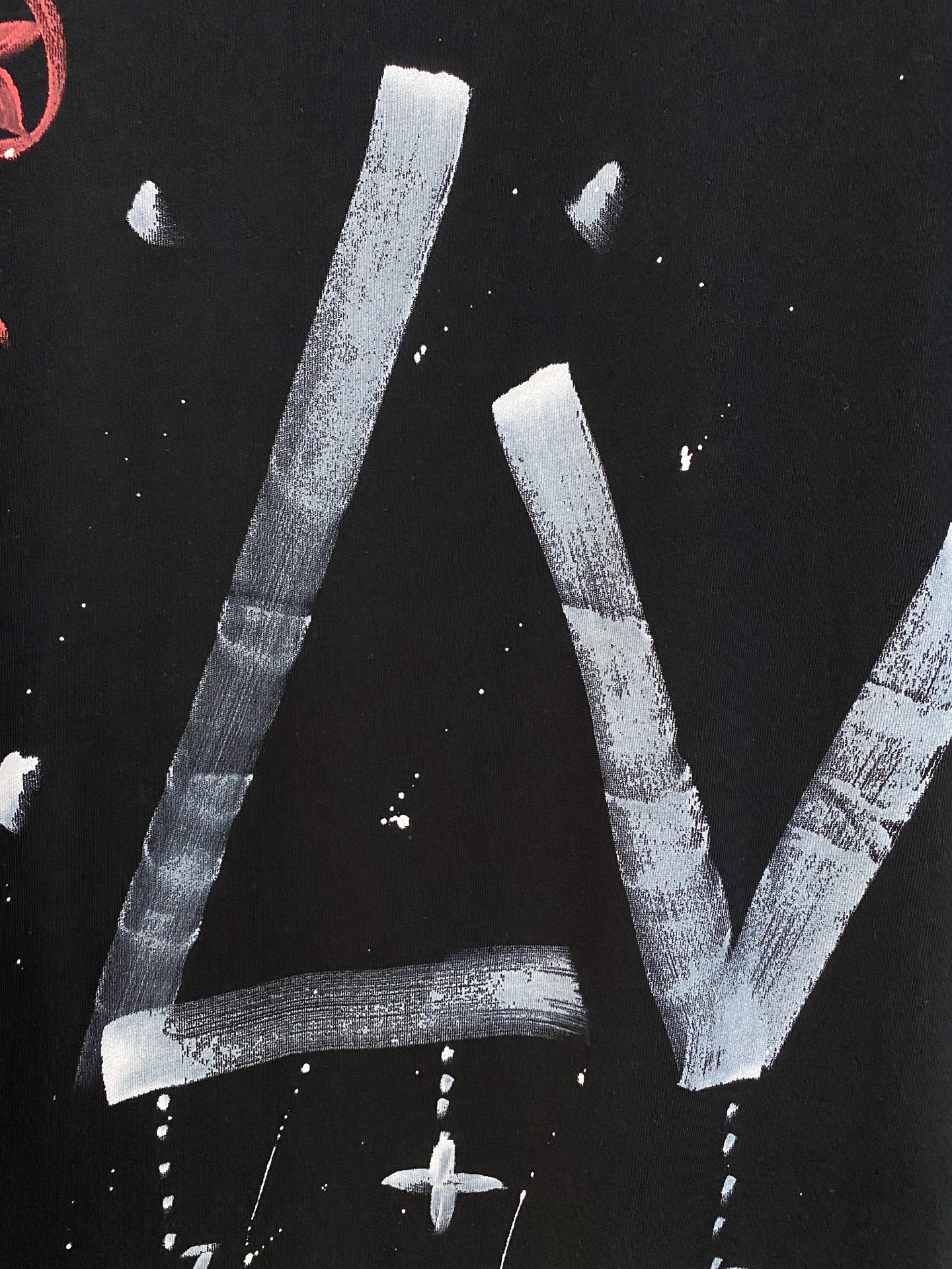 🌾退换# 路易威*1V 春夏新款首发专柜最新款短袖圆领T恤 手绘高端订制 设计前卫时尚！品牌logo重工