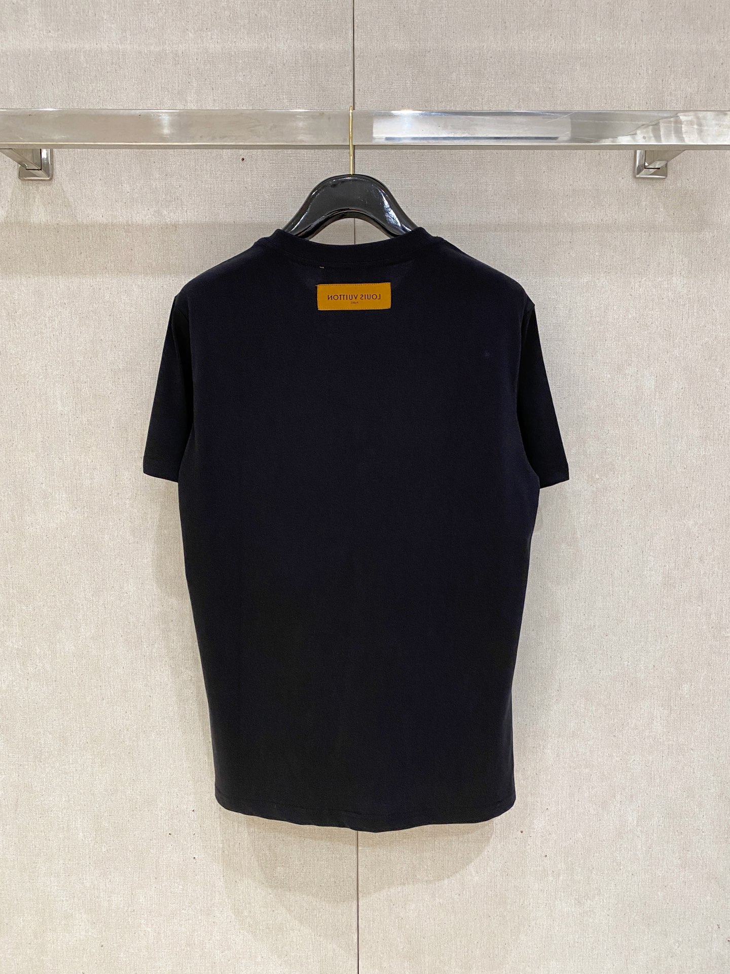 🌾退换# 路易威*1V 春夏新款首发专柜最新款短袖圆领T恤 手绘高端订制 设计前卫时尚！品牌logo重工