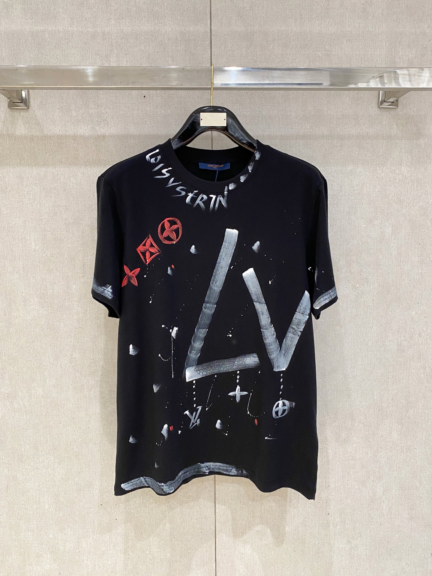 NO:473706,LouisVision*1V 25SS spring and summer new model first-time counter latest short-sleeved round neck T-shirt, hand-painted high-end customization, avant-garde and fashionable design!  Brand logo heavy craft design, high-end custom fabric, soft feel, comfortable to wear, imported high-end fabrics are very delicate, the details are exquisite and exquisite, the counter-level exquisite car line, fine workmanship, extremely shaping item, any fashion can be matched with, the style is super good. The must-have item for trendy men. Color white and black Size S-XXL Size reference S-Size shoulder width 45 bust 101 length 68 M size shoulder width 46 bust 105 long 70 L size shoulder width 47 bust 109 long 72 XL size shoulder width 48 bust 113 long 74 XXL size shoulder width 49 bust 117 long 76, louis vuitton, T-shirt,tees, t-shirt,alexander wang19860909路易威*1V 25SS春夏新款首发专柜最新款短袖圆领T恤 手绘高端订制 设计前卫时尚！品牌logo重工艺设计,高端定制面料,手感柔软,穿着舒适,客供进口高档面料质感非常细腻,细节工艺精湛考究,专柜级别精致车线,做工精细,塑造性极高的一款单品,任何时装都可以搭配,版型超级好 潮男必备单品 颜色白色、黑色 尺码S-XXL 尺寸参考 S码肩宽45胸围101衣长68 M码肩宽46胸围105衣长70 L码肩宽47胸围109衣长72 XL码肩宽48胸围113衣长74 XXL码肩宽49胸围117衣长76,,louis vuitton,T-shirt,tees，t-shirt,alexander wang,Men's clothing