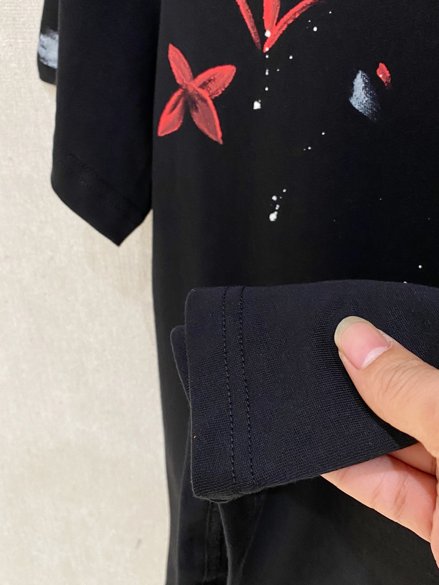 🌾退换# 路易威*1V 春夏新款首发专柜最新款短袖圆领T恤 手绘高端订制 设计前卫时尚！品牌logo重工