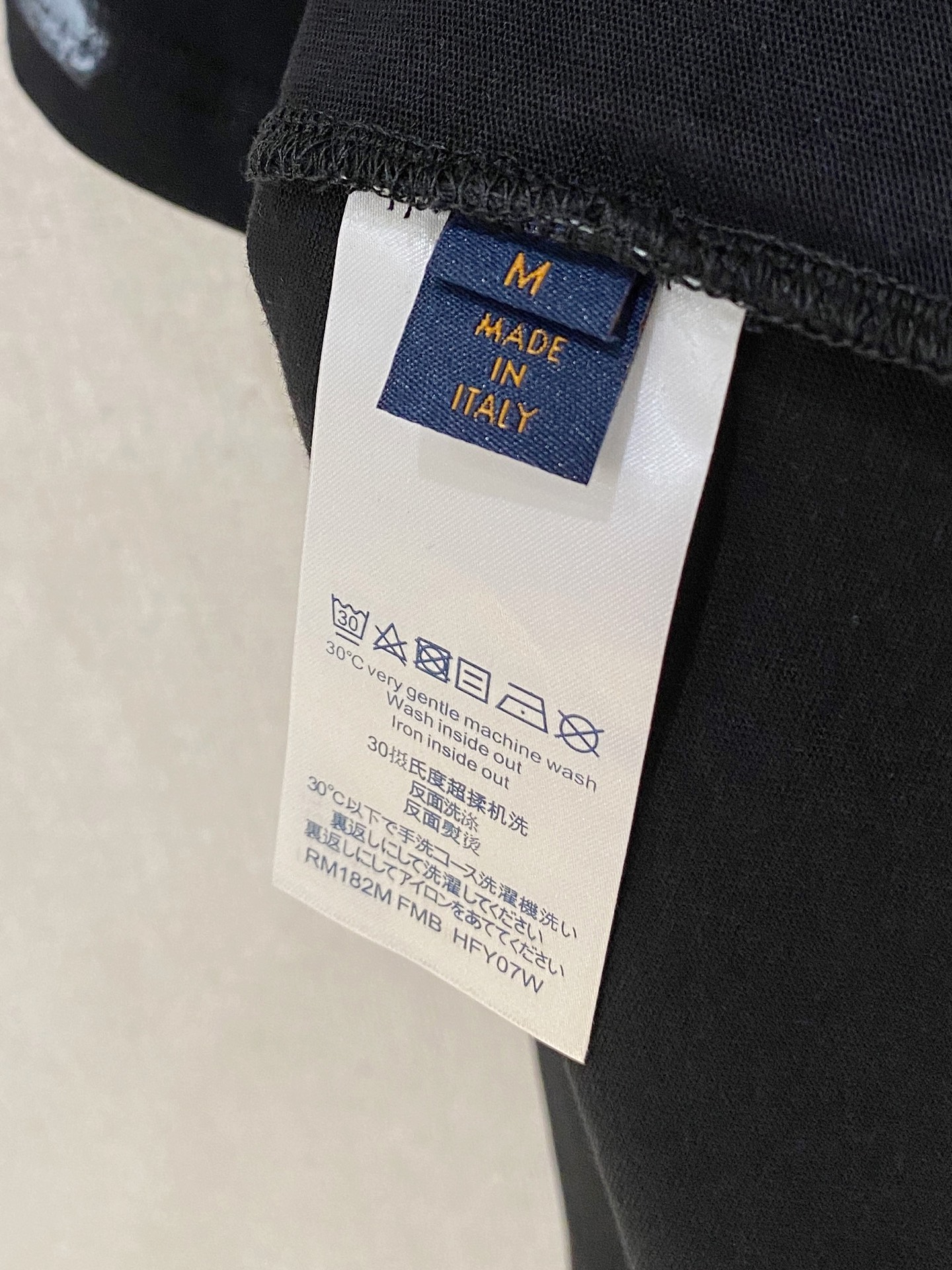 🌾退换# 路易威*1V 春夏新款首发专柜最新款短袖圆领T恤 手绘高端订制 设计前卫时尚！品牌logo重工