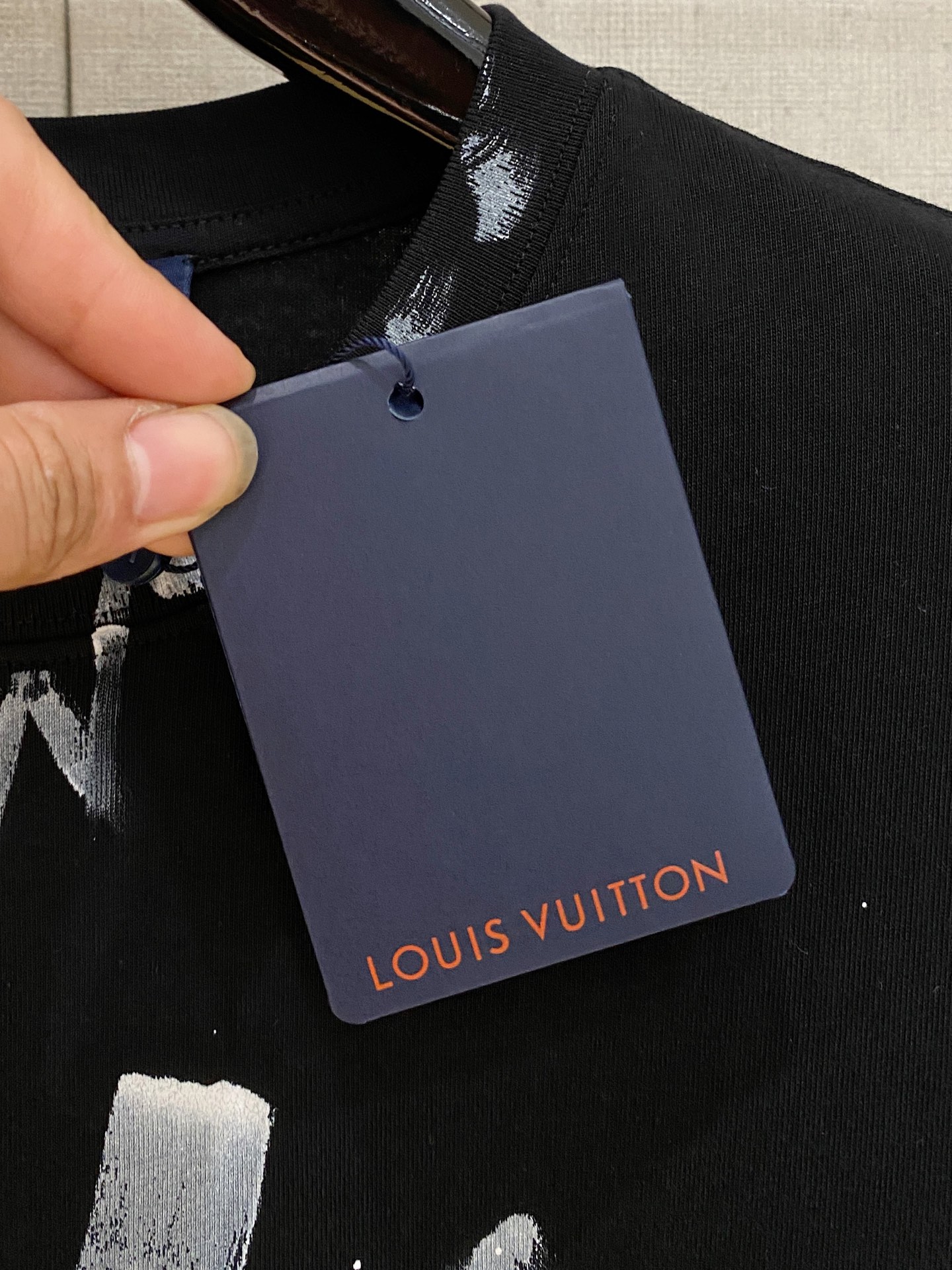 🌾退换# 路易威*1V 春夏新款首发专柜最新款短袖圆领T恤 手绘高端订制 设计前卫时尚！品牌logo重工