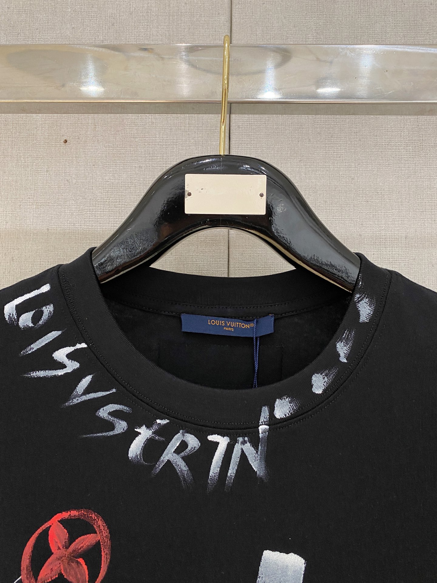 🌾退换# 路易威*1V 春夏新款首发专柜最新款短袖圆领T恤 手绘高端订制 设计前卫时尚！品牌logo重工