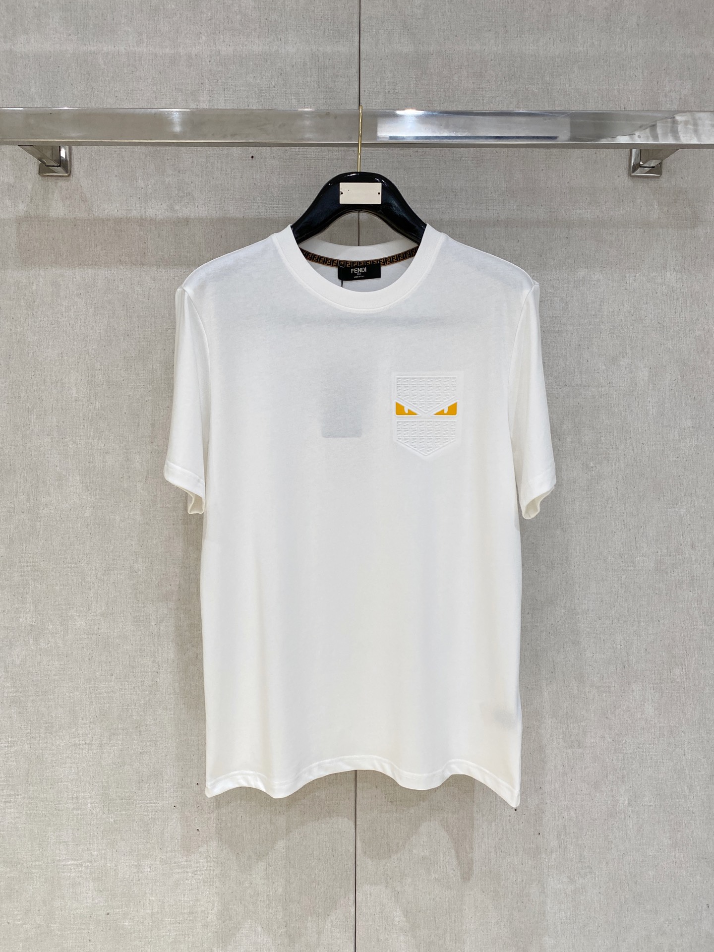 NO:509539,The main recommendation is FENDI 25SS spring and summer new style first-time counter latest short-sleeved round-neck T-shirt, high-end customization, avant-garde and fashionable design!  Brand logo heavy craft design, high-end custom fabric, soft feel, comfortable to wear, imported high-end fabrics are very delicate, the details are exquisite and exquisite, the counter-level exquisite car line, fine workmanship, extremely shaping item, any fashion can be matched with, the style is super good. The must-have item for trendy men. Color white and black Size S-XXL Size reference S-Size shoulder width 45 bust 101 length 68 M size shoulder width 46 bust 105 long 70 L size shoulder width 47 bust 109 long 72 XL size shoulder width 48 bust 113 long 74 XXL size shoulder width 49 bust 117 long 76, fendi, T-shirt,tees, t-shirt,alexander wang19860909主推芬*FENDI 25SS春夏新款首发专柜最新款短袖圆领T恤 高端订制 设计前卫时尚！品牌logo重工艺设计,高端定制面料,手感柔软,穿着舒适,客供进口高档面料质感非常细腻,细节工艺精湛考究,专柜级别精致车线,做工精细,塑造性极高的一款单品,任何时装都可以搭配,版型超级好 潮男必备单品 颜色白色、黑色 尺码S-XXL 尺寸参考 S码肩宽45胸围101衣长68 M码肩宽46胸围105衣长70 L码肩宽47胸围109衣长72 XL码肩宽48胸围113衣长74 XXL码肩宽49胸围117衣长76,,fendi,T-shirt,tees，t-shirt,alexander wang,Men's clothing