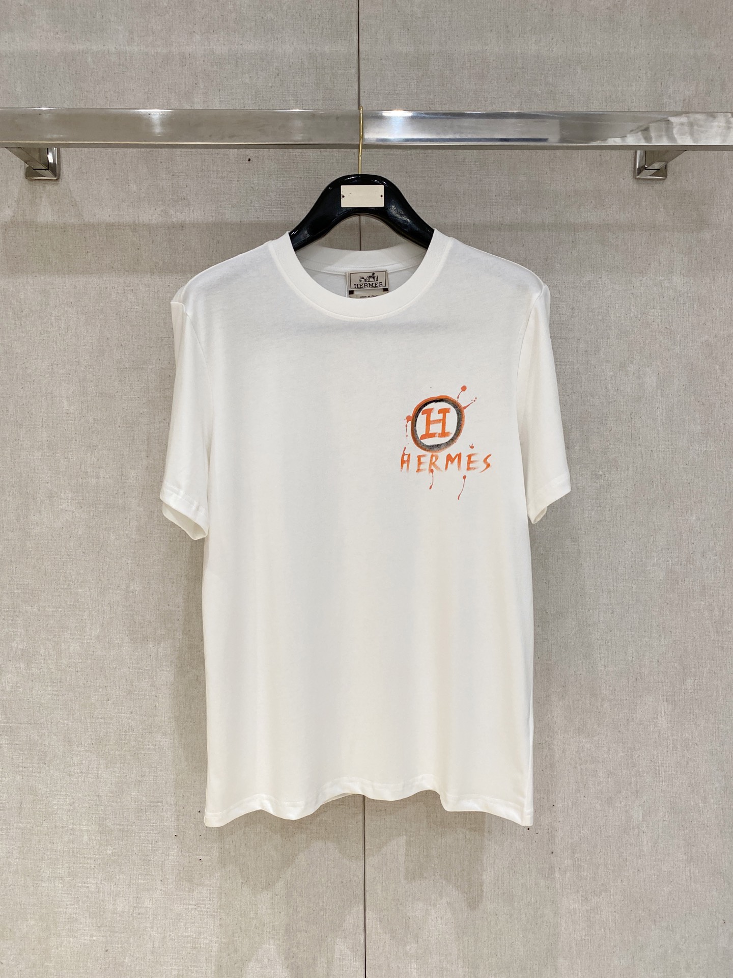 NO:490558,The main recommendation is Aima*Hermes 25SS spring and summer new style first-time counter latest short-sleeved round neck T-shirt, hand-painted high-end customization, avant-garde and fashionable design!  Brand logo heavy craft design, high-end custom fabric, soft feel, comfortable to wear, imported high-end fabrics are very delicate, the details and craftsmanship are exquisite, the counter-level exquisite car line, fine workmanship, extremely shaping item, any fashion can be matched with, the style is super good. The must-have item for trendy men. Color white and black Size S-XXL Size reference S-Size shoulder width 45 bust 101 length 68 M size shoulder width 46 bust 105 long 70 L size shoulder width 47 bust 109 long 72 XL size shoulder width 48 bust 113 long 74 XXL size shoulder width 49 bust 117 long 76, hermes, hermes, T-shirt,tees, t-shirt,alexander wang19860909主推爱马*Hermes 25SS春夏新款首发专柜最新款短袖圆领T恤 手绘高端订制 设计前卫时尚！品牌logo重工艺设计,高端定制面料,手感柔软,穿着舒适,客供进口高档面料质感非常细腻,细节工艺精湛考究,专柜级别精致车线,做工精细,塑造性极高的一款单品,任何时装都可以搭配,版型超级好 潮男必备单品 颜色白色、黑色 尺码S-XXL 尺寸参考 S码肩宽45胸围101衣长68 M码肩宽46胸围105衣长70 L码肩宽47胸围109衣长72 XL码肩宽48胸围113衣长74 XXL码肩宽49胸围117衣长76,,hermes,hermes,T-shirt,tees，t-shirt,alexander wang,Men's clothing