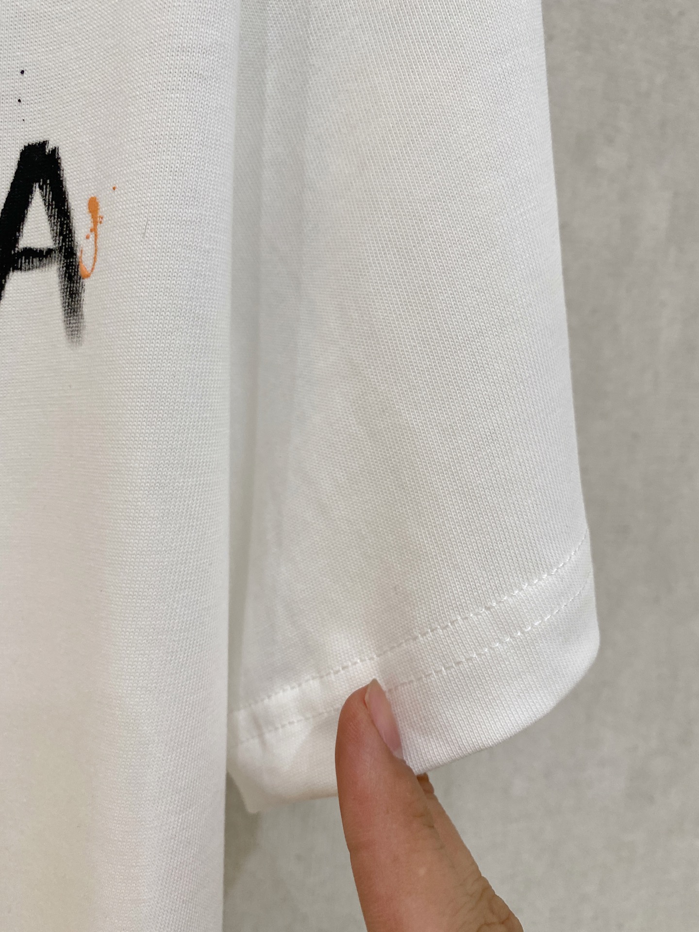 🌾退换# 普拉*Prada 春夏新款首发专柜最新款短袖圆领T恤 高端订制 设计前卫时尚！品牌logo重工