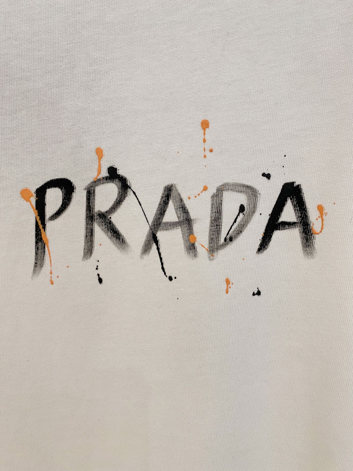 🌾退换# 普拉*Prada 春夏新款首发专柜最新款短袖圆领T恤 高端订制 设计前卫时尚！品牌logo重工