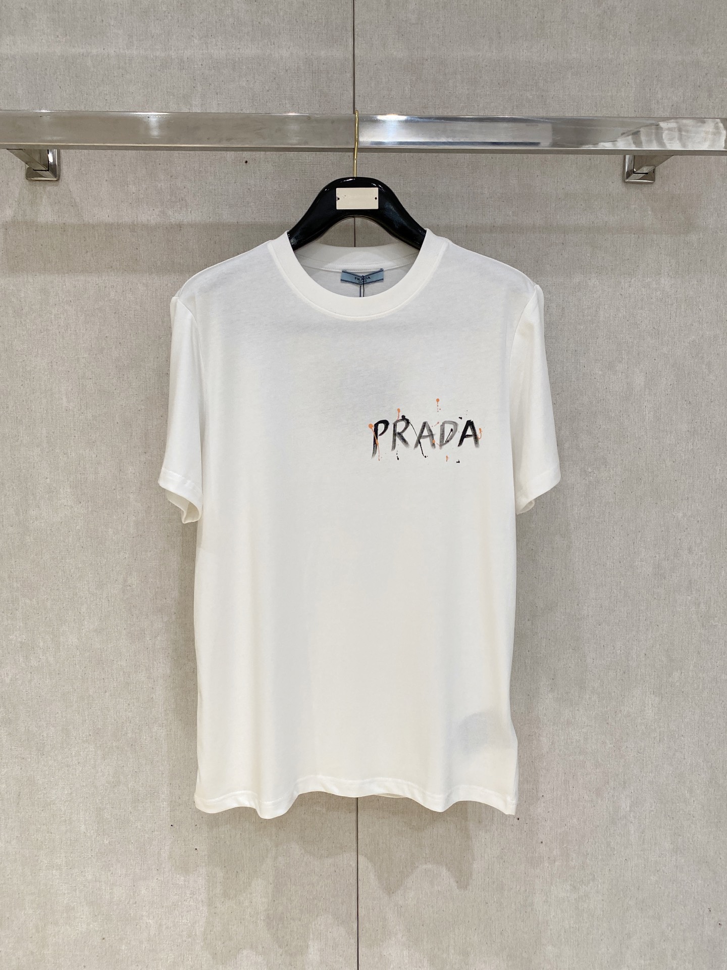 NO:509536,The main recommendation is the new spring and summer new model of the first counter, the latest short-sleeved round-neck T-shirt with high-end customization, avant-garde and fashionable design!  Brand logo heavy craft design, high-end custom fabric, soft feel, comfortable to wear, imported high-end fabrics are very delicate, the details are exquisite and exquisite, the counter-level exquisite car line, fine workmanship, extremely shaping item, any fashion can be matched with, the style is super good. The must-have item for trendy men. Color white and black Size S-XXL Size reference S-Size shoulder width 45 bust 101 length 68 M size shoulder width 46 bust 105 long 70 L size shoulder width 47 bust 109 long 72 XL size shoulder width 48 bust 113 long 74 XXL size shoulder width 49 bust 117 long 76, prada, prada, T-shirt,tees, t-shirt,alexander wang19860909主推普拉*Prada 25SS春夏新款首发专柜最新款短袖圆领T恤 高端订制 设计前卫时尚！品牌logo重工艺设计,高端定制面料,手感柔软,穿着舒适,客供进口高档面料质感非常细腻,细节工艺精湛考究,专柜级别精致车线,做工精细,塑造性极高的一款单品,任何时装都可以搭配,版型超级好 潮男必备单品 颜色白色、黑色 尺码S-XXL 尺寸参考 S码肩宽45胸围101衣长68 M码肩宽46胸围105衣长70 L码肩宽47胸围109衣长72 XL码肩宽48胸围113衣长74 XXL码肩宽49胸围117衣长76,,prada,prada,T-shirt,tees，t-shirt,alexander wang,Men's clothing