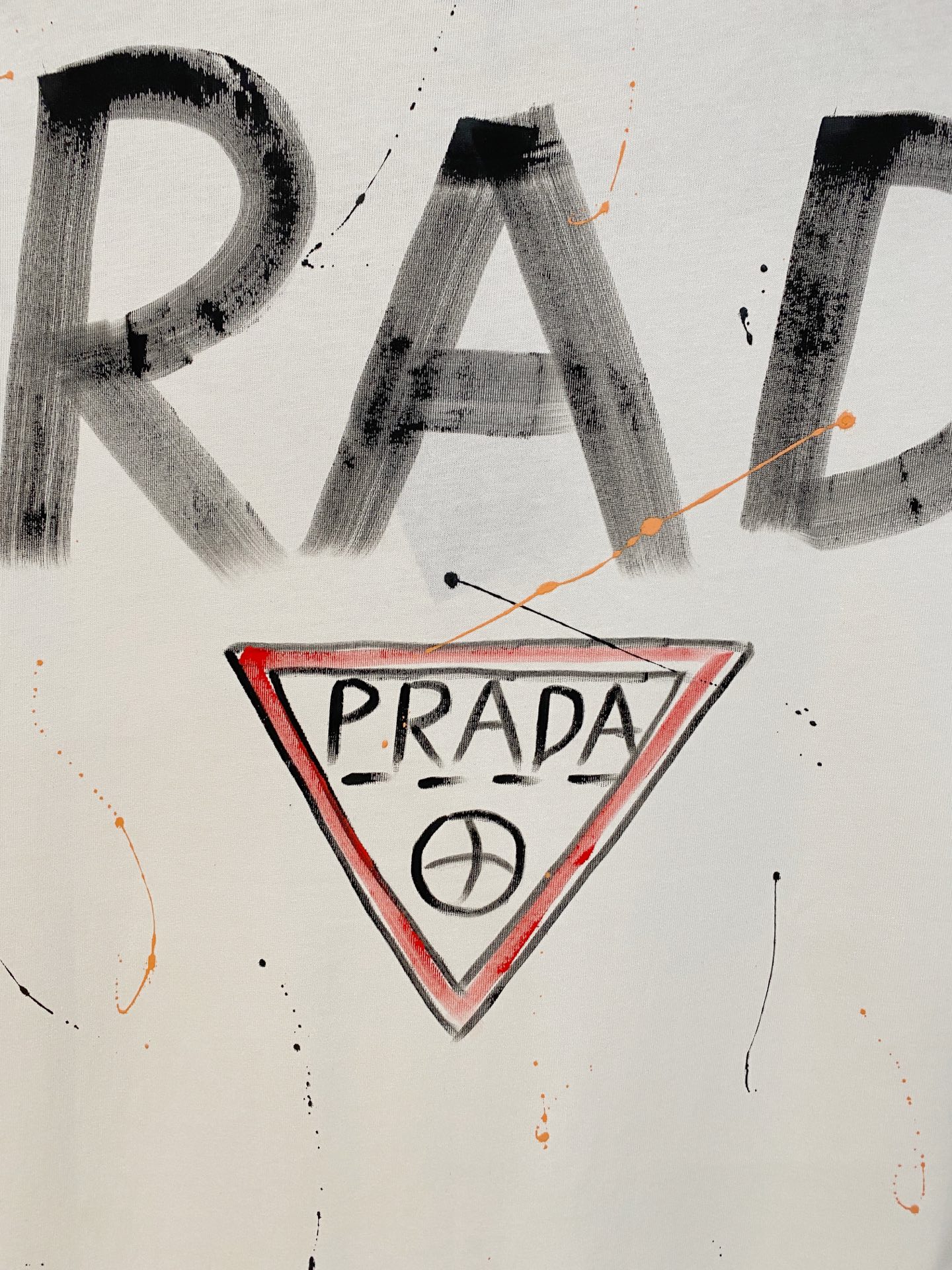 🌾退换# 普拉*Prada 春夏新款首发专柜最新款短袖圆领T恤 高端订制 设计前卫时尚！品牌logo重工