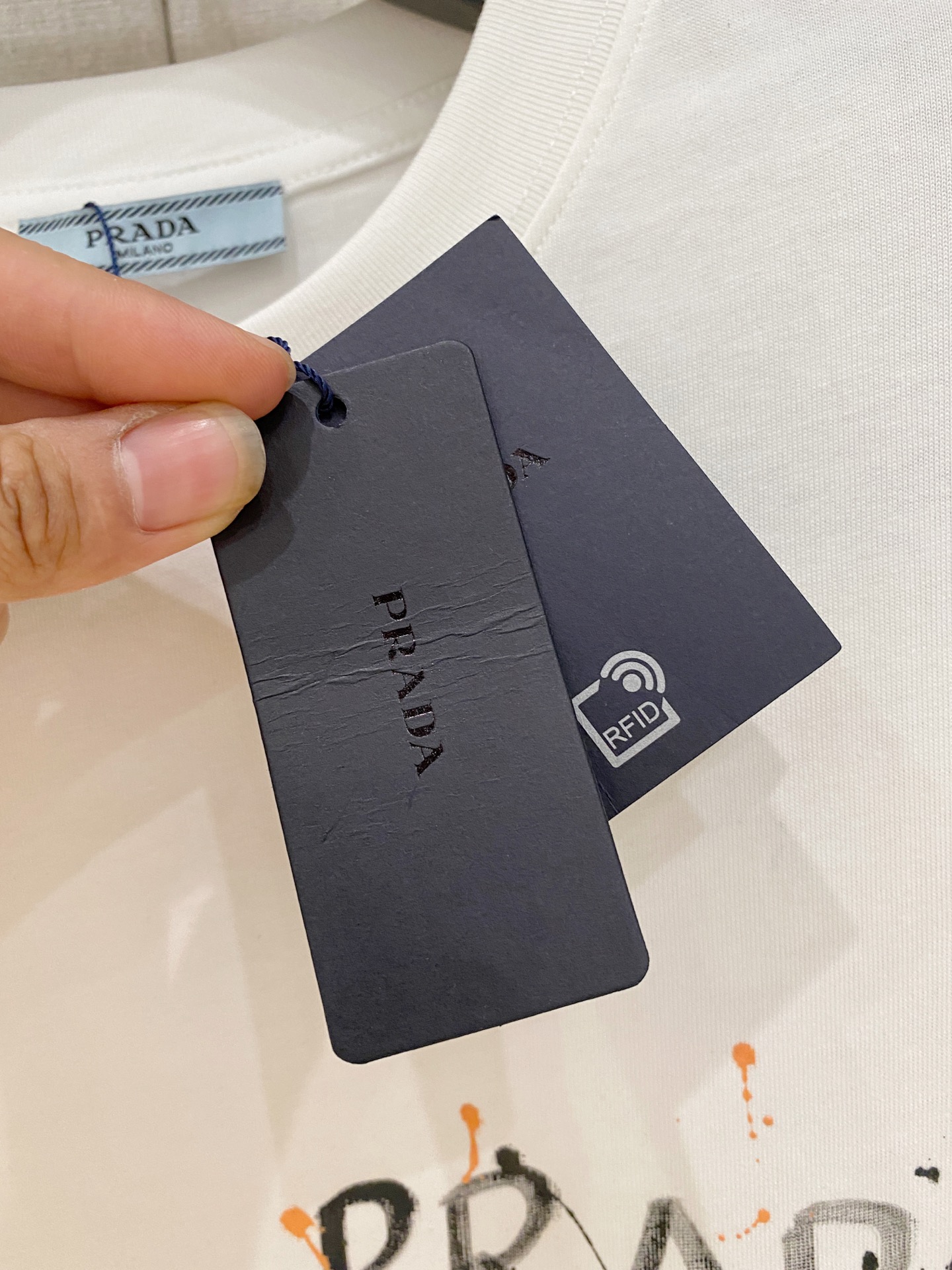 🌾退换# 普拉*Prada 春夏新款首发专柜最新款短袖圆领T恤 高端订制 设计前卫时尚！品牌logo重工