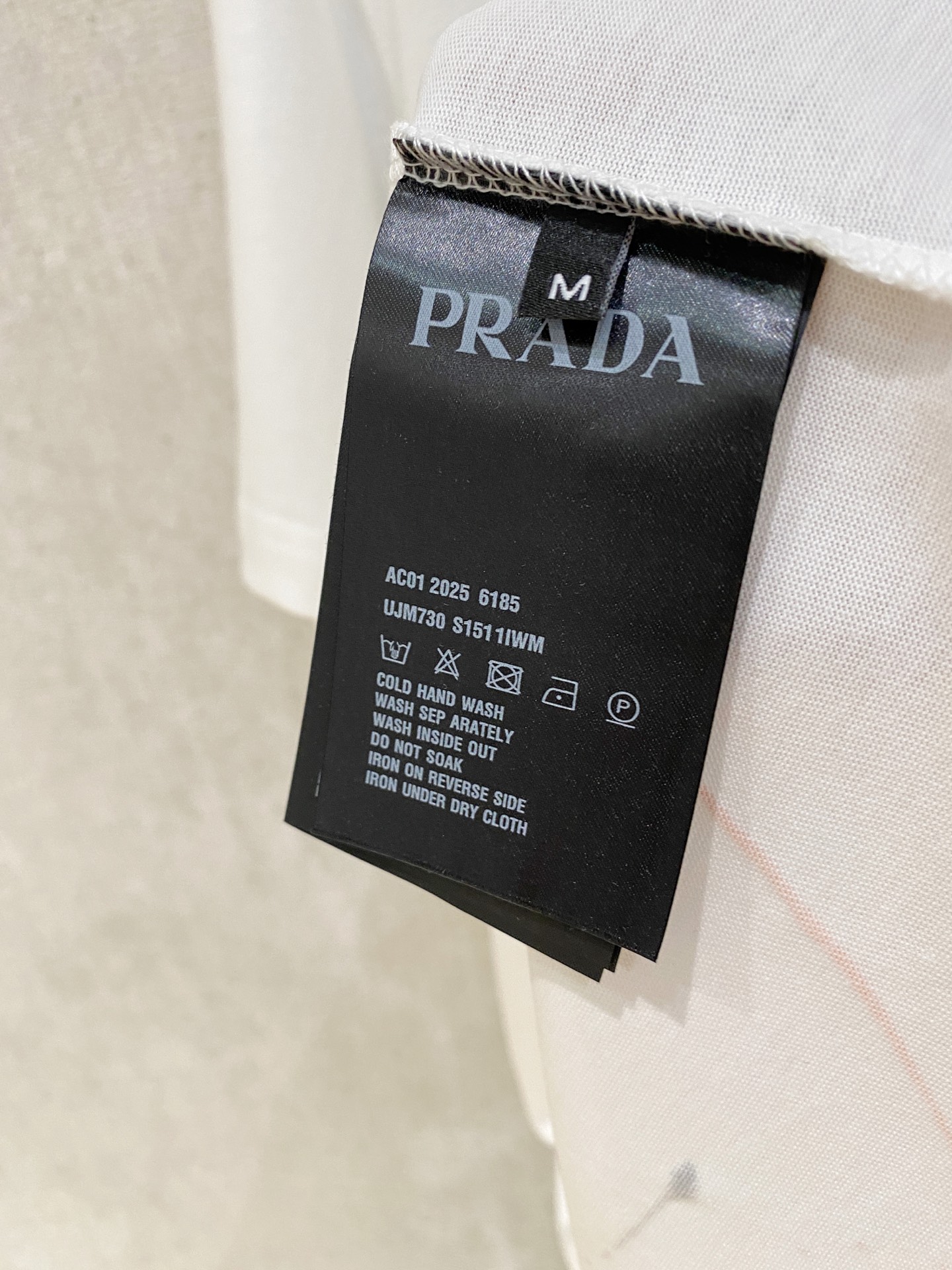 🌾退换# 普拉*Prada 春夏新款首发专柜最新款短袖圆领T恤 高端订制 设计前卫时尚！品牌logo重工