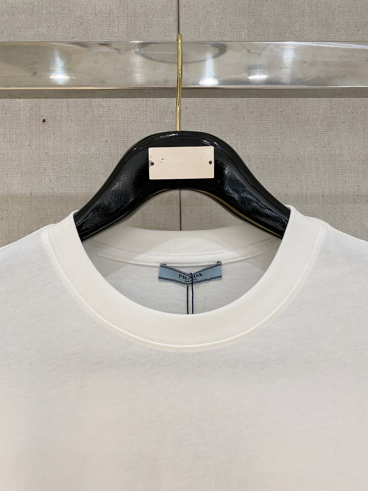 🌾退换# 普拉*Prada 春夏新款首发专柜最新款短袖圆领T恤 高端订制 设计前卫时尚！品牌logo重工