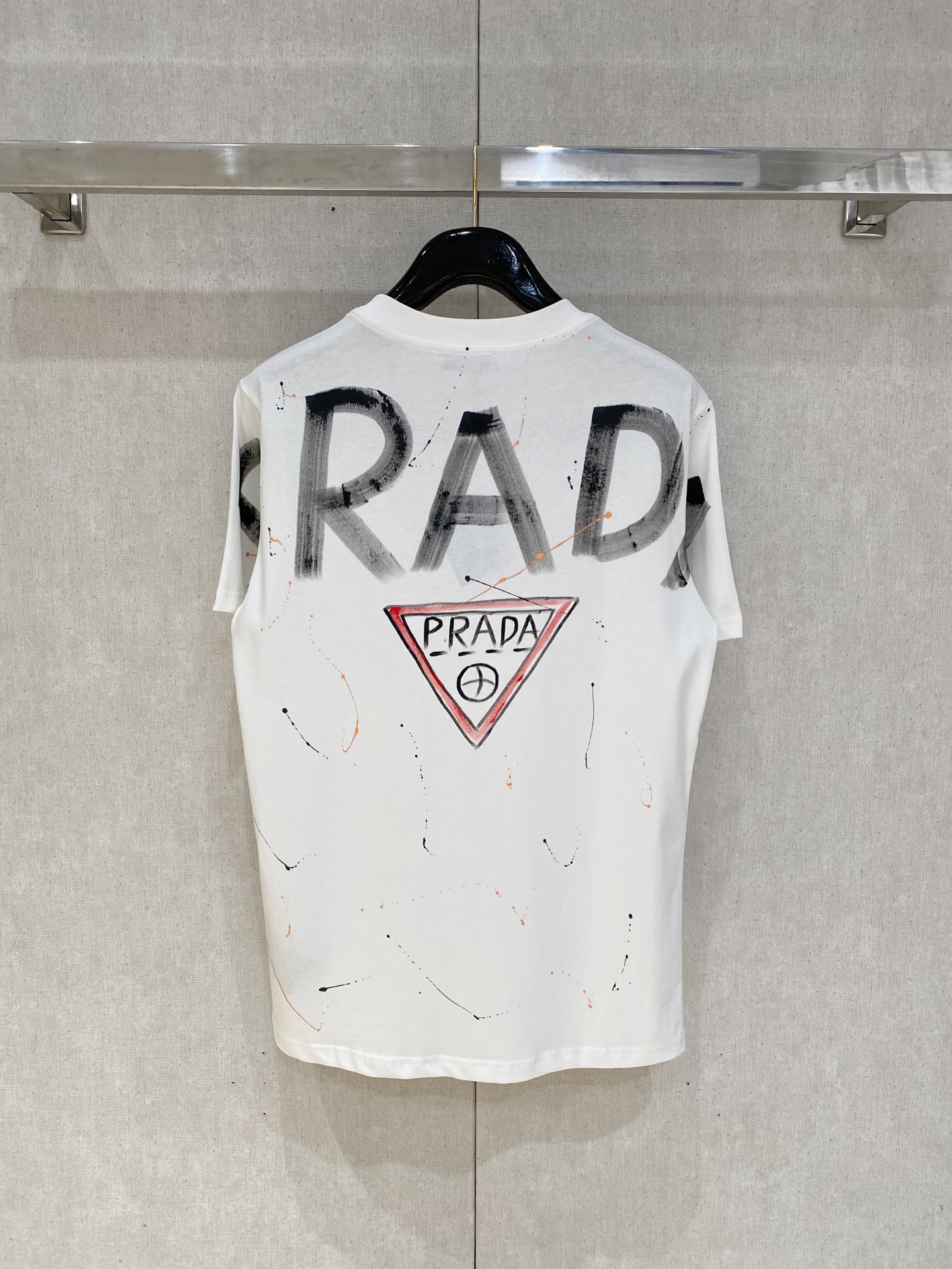 🌾退换# 普拉*Prada 春夏新款首发专柜最新款短袖圆领T恤 高端订制 设计前卫时尚！品牌logo重工