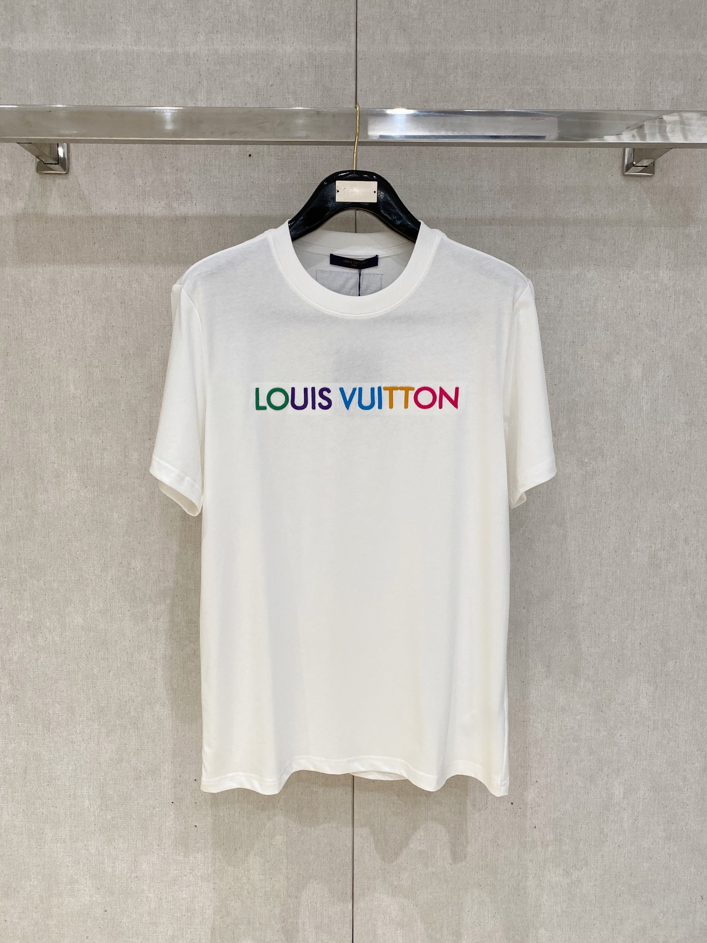 NO:509533,The main recommendation is Louisville*1V 25SS spring and summer new model first-time counter with the latest short-sleeved round-neck T-shirt, high-end customization, avant-garde and fashionable design!  Brand logo heavy craft design, high-end custom fabric, soft feel, comfortable to wear, imported high-end fabrics are very delicate, the details are exquisite and exquisite, the counter-level exquisite car line, fine workmanship, extremely shaping item, any fashion can be matched with, the style is super good. The must-have item for trendy men. Color white and black Size S-XXL Size reference S-Size shoulder width 45 bust 101 length 68 M size shoulder width 46 bust 105 long 70 L size shoulder width 47 bust 109 long 72 XL size shoulder width 48 bust 113 long 74 XXL size shoulder width 49 bust 117 long 76, louis vuitton, T-shirt,tees, t-shirt,alexander wang19860909主推路易威*1V 25SS春夏新款首发专柜最新款短袖圆领T恤 高端订制 设计前卫时尚！品牌logo重工艺设计,高端定制面料,手感柔软,穿着舒适,客供进口高档面料质感非常细腻,细节工艺精湛考究,专柜级别精致车线,做工精细,塑造性极高的一款单品,任何时装都可以搭配,版型超级好 潮男必备单品 颜色白色、黑色 尺码S-XXL 尺寸参考 S码肩宽45胸围101衣长68 M码肩宽46胸围105衣长70 L码肩宽47胸围109衣长72 XL码肩宽48胸围113衣长74 XXL码肩宽49胸围117衣长76,,louis vuitton,T-shirt,tees，t-shirt,alexander wang,Men's clothing