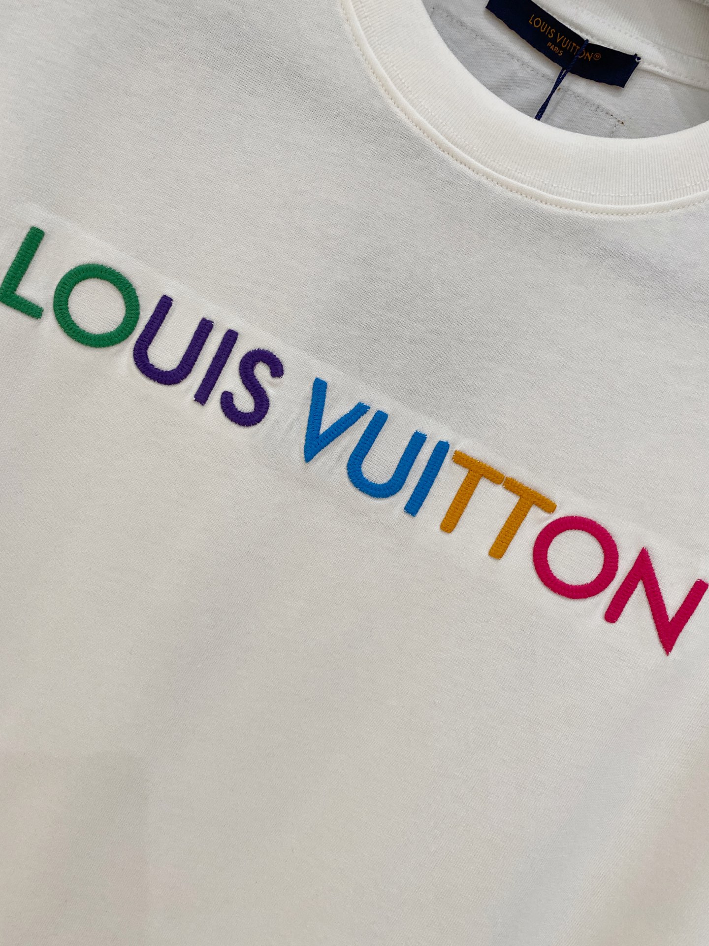  路易威*1V 25SS春夏新款首发专柜最新款短袖圆领T恤 高端订制 设计前卫时尚！品牌logo重工艺设