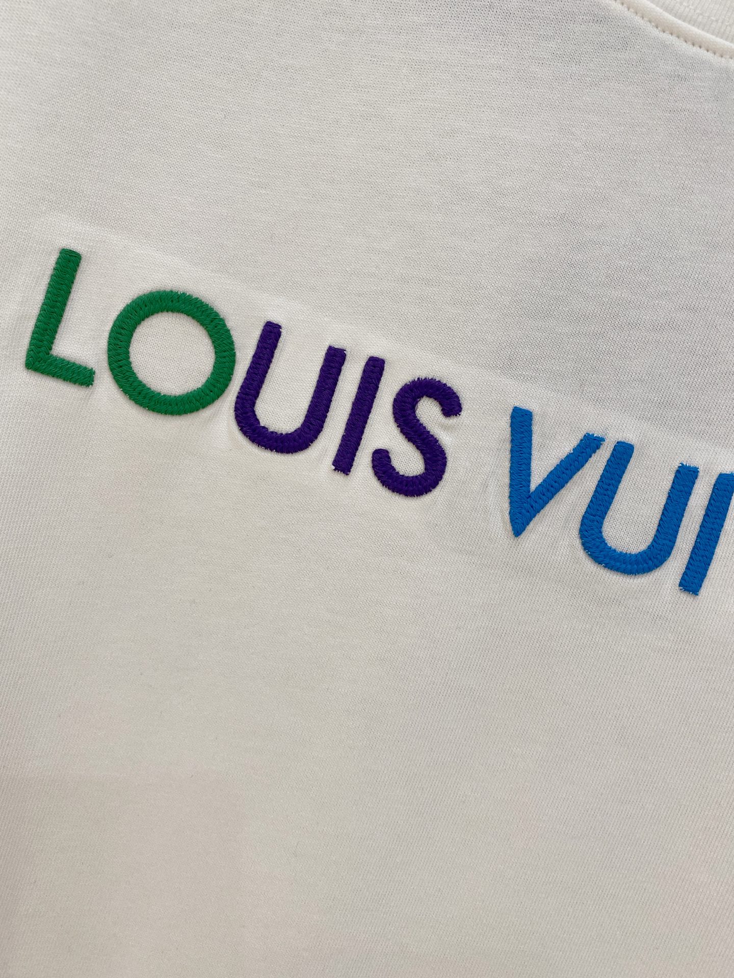  路易威*1V 25SS春夏新款首发专柜最新款短袖圆领T恤 高端订制 设计前卫时尚！品牌logo重工艺设