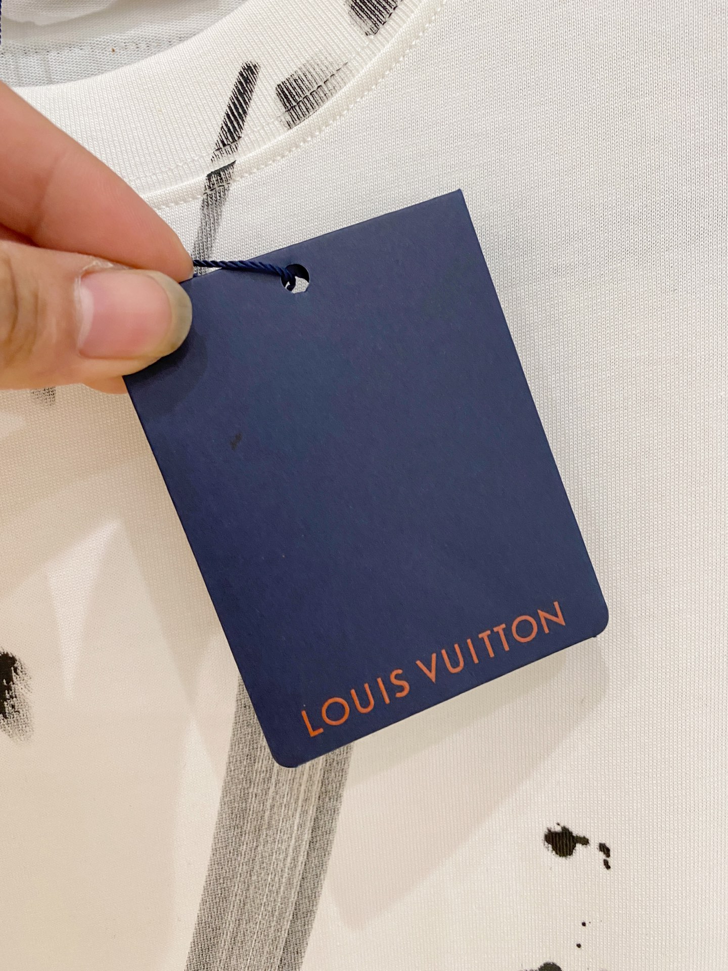 🌾退换# 路易威*1V 春夏新款首发专柜最新款短袖圆领T恤 手绘高端订制 设计前卫时尚！品牌logo重工