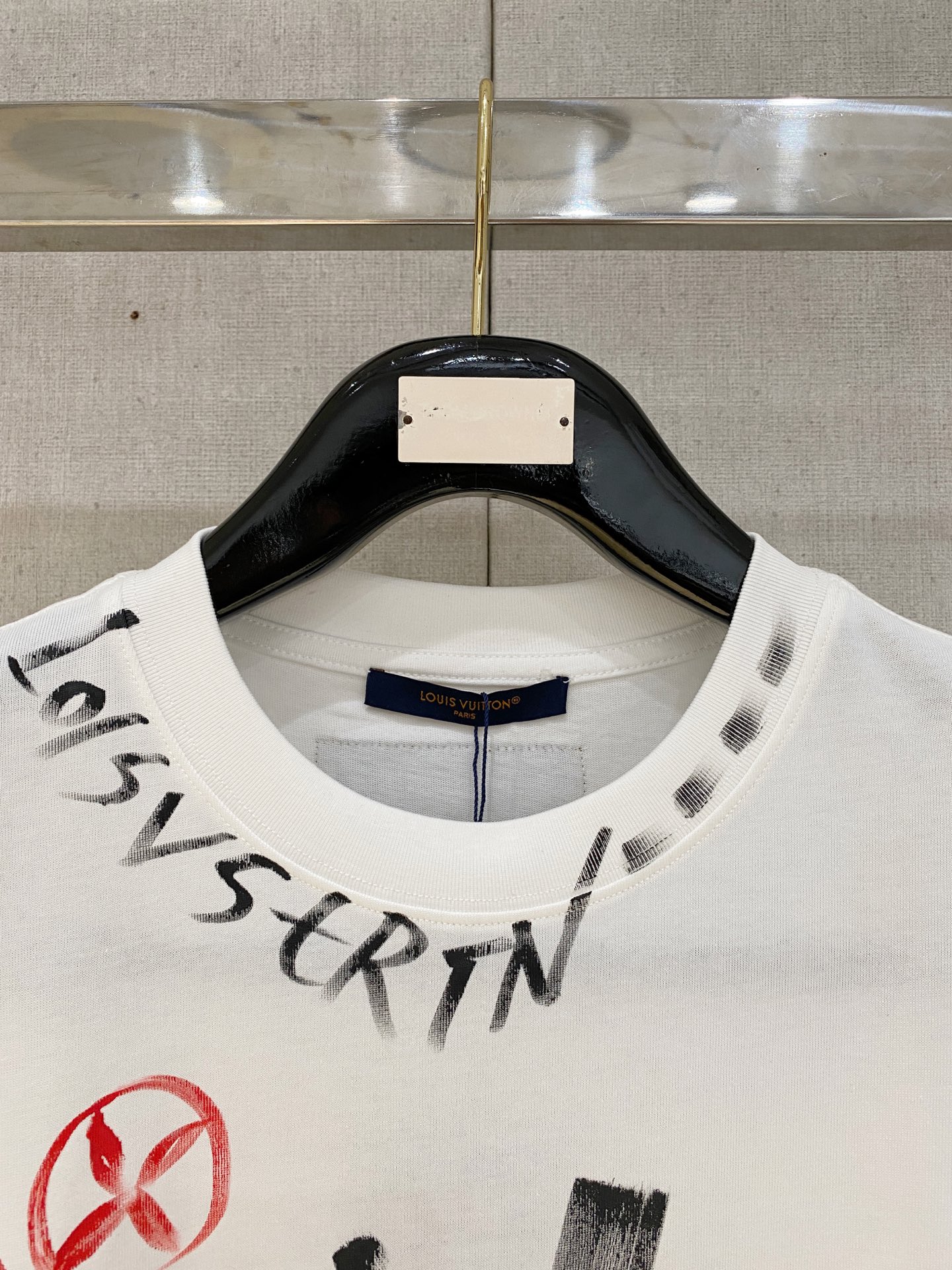 🌾退换# 路易威*1V 春夏新款首发专柜最新款短袖圆领T恤 手绘高端订制 设计前卫时尚！品牌logo重工