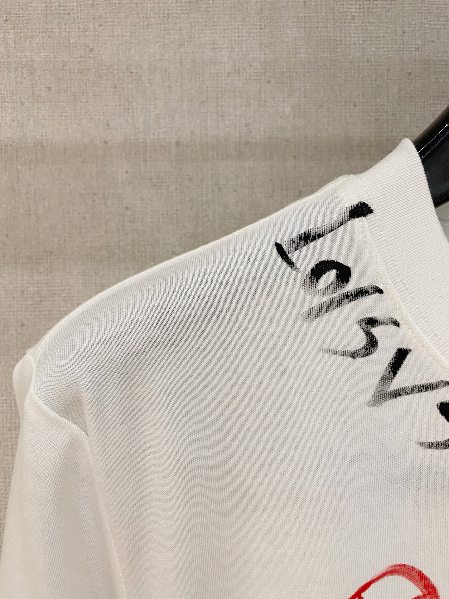 🌾退换# 路易威*1V 春夏新款首发专柜最新款短袖圆领T恤 手绘高端订制 设计前卫时尚！品牌logo重工