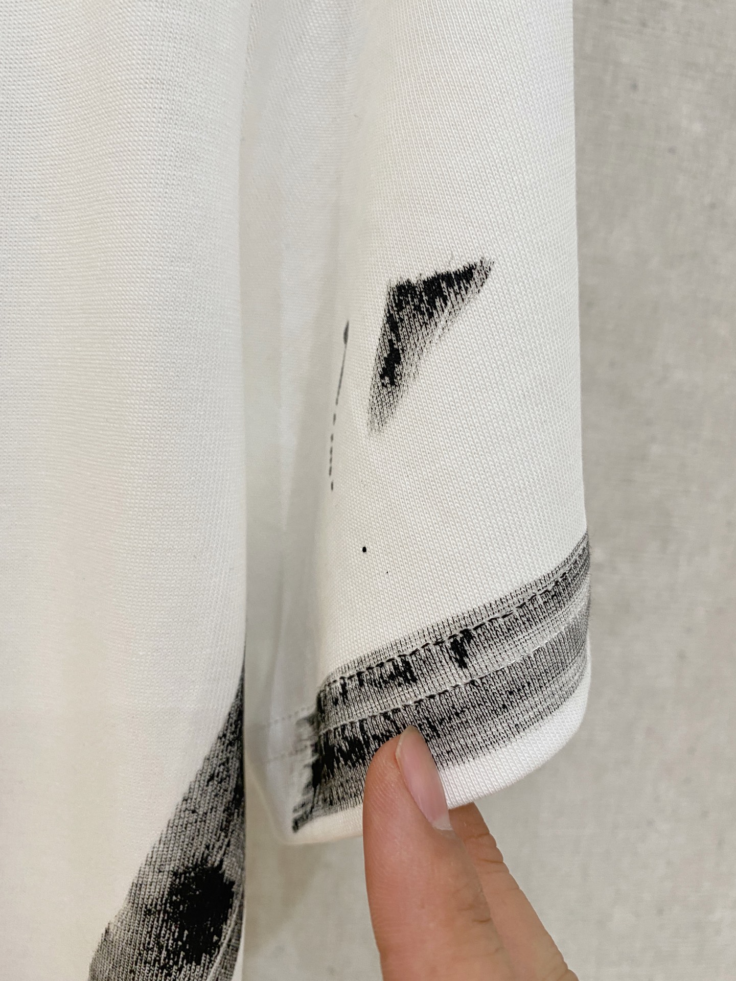 🌾退换# 路易威*1V 春夏新款首发专柜最新款短袖圆领T恤 手绘高端订制 设计前卫时尚！品牌logo重工