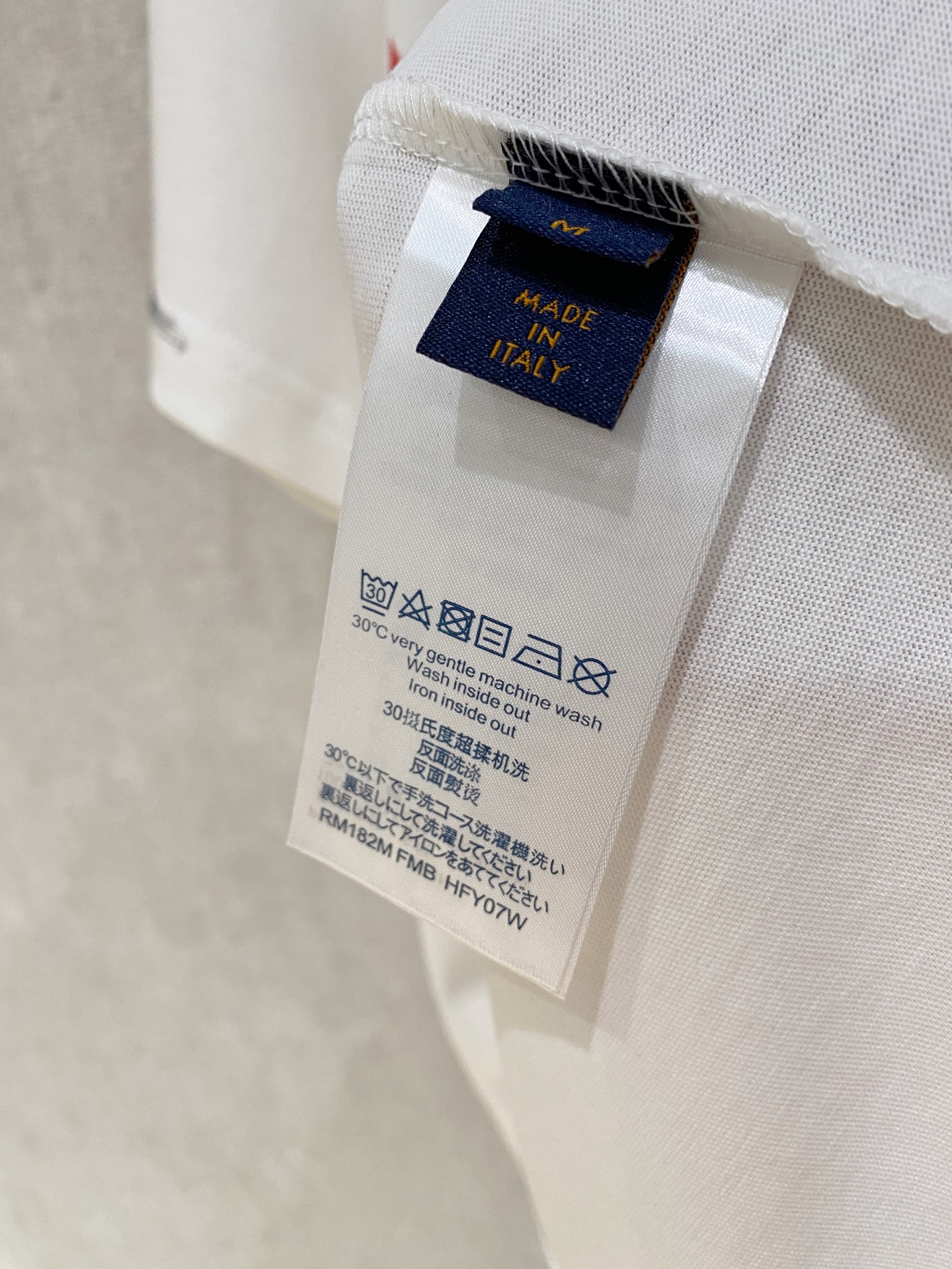 🌾退换# 路易威*1V 春夏新款首发专柜最新款短袖圆领T恤 手绘高端订制 设计前卫时尚！品牌logo重工