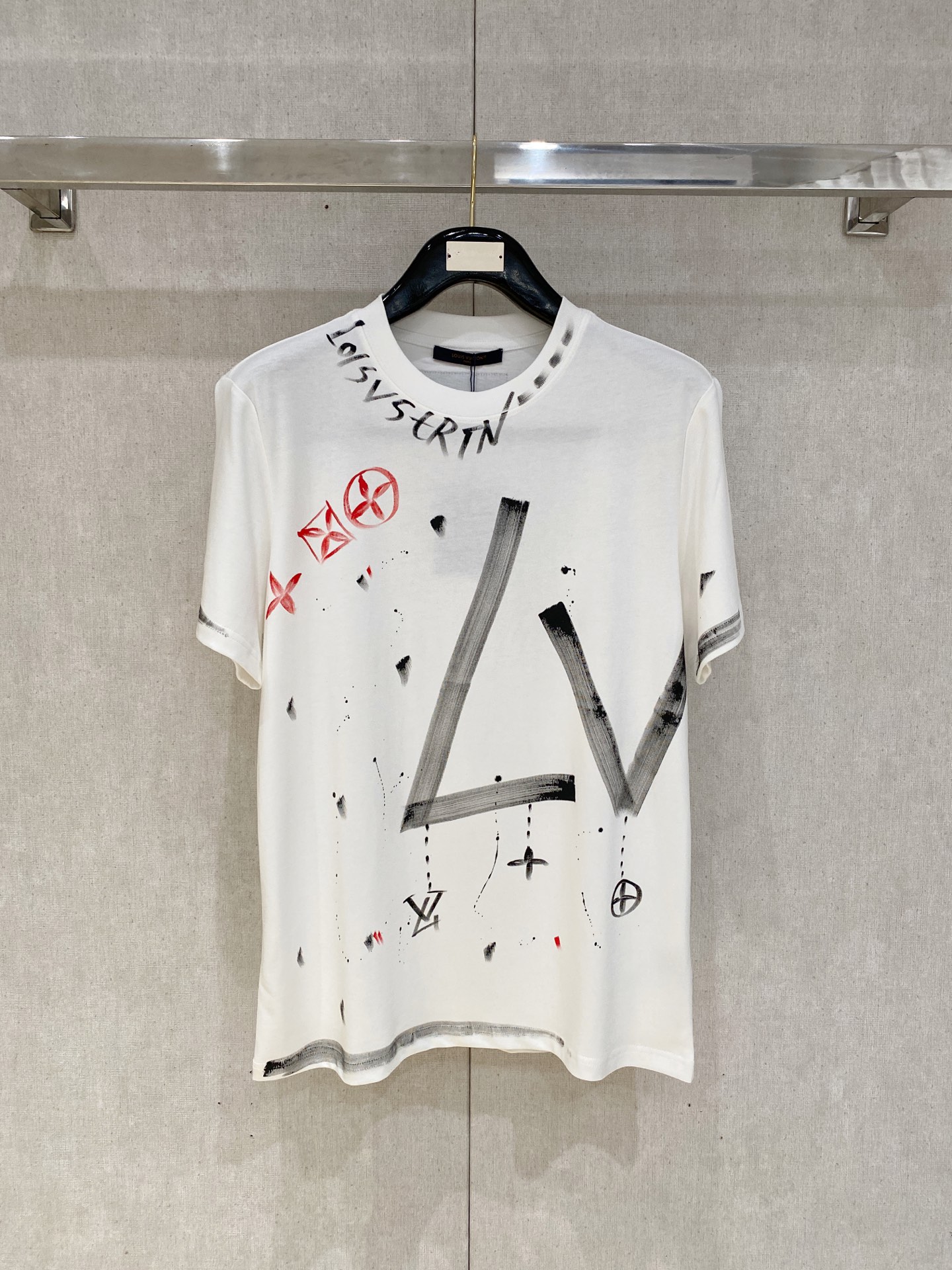 NO:509527,The main recommendation is Louisville*1V 25SS spring and summer new model first-time counter latest short-sleeved round neck T-shirt, hand-painted high-end customization, avant-garde and fashionable design!  Brand logo heavy craft design, high-end custom fabric, soft feel, comfortable to wear, imported high-end fabrics are very delicate, the details are exquisite and exquisite, the counter-level exquisite car line, fine workmanship, extremely shaping item, any fashion can be matched with, the style is super good. The must-have item for trendy men. Color white and black Size S-XXL Size reference S-Size shoulder width 45 bust 101 length 68 M size shoulder width 46 bust 105 long 70 L size shoulder width 47 bust 109 long 72 XL size shoulder width 48 bust 113 long 74 XXL size shoulder width 49 bust 117 long 76, louis vuitton, T-shirt,tees, t-shirt,alexander wang19860909主推路易威*1V 25SS春夏新款首发专柜最新款短袖圆领T恤 手绘高端订制 设计前卫时尚！品牌logo重工艺设计,高端定制面料,手感柔软,穿着舒适,客供进口高档面料质感非常细腻,细节工艺精湛考究,专柜级别精致车线,做工精细,塑造性极高的一款单品,任何时装都可以搭配,版型超级好 潮男必备单品 颜色白色、黑色 尺码S-XXL 尺寸参考 S码肩宽45胸围101衣长68 M码肩宽46胸围105衣长70 L码肩宽47胸围109衣长72 XL码肩宽48胸围113衣长74 XXL码肩宽49胸围117衣长76,,louis vuitton,T-shirt,tees，t-shirt,alexander wang,Men's clothing