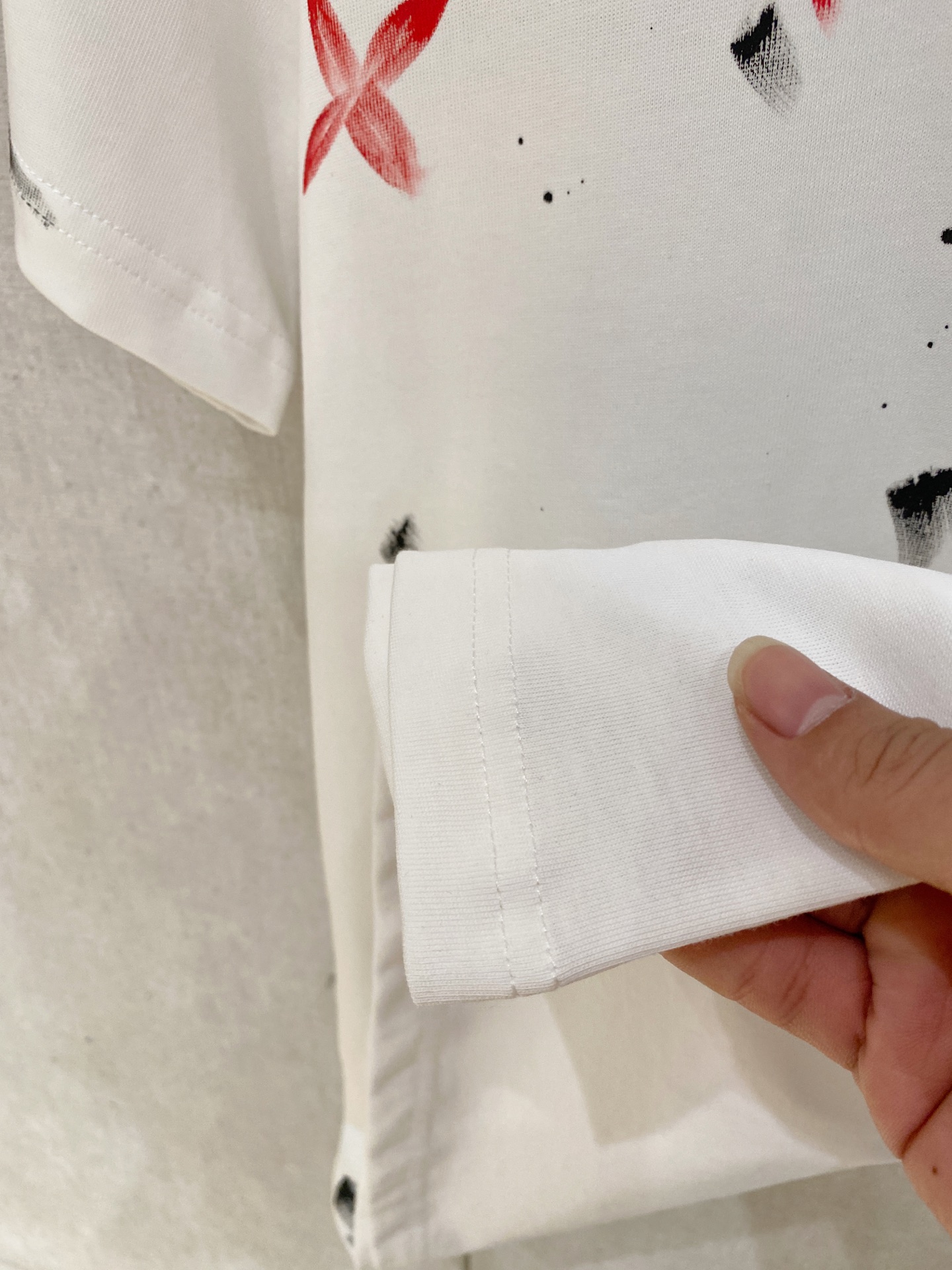 🌾退换# 路易威*1V 春夏新款首发专柜最新款短袖圆领T恤 手绘高端订制 设计前卫时尚！品牌logo重工