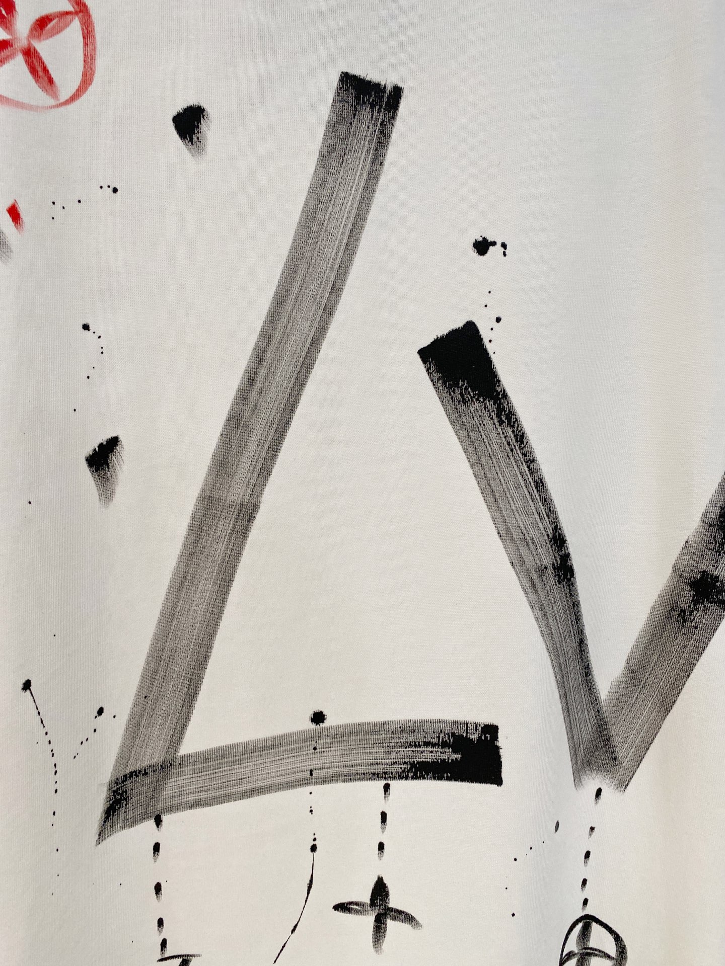 🌾退换# 路易威*1V 春夏新款首发专柜最新款短袖圆领T恤 手绘高端订制 设计前卫时尚！品牌logo重工