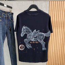 爱马*Hermes 春夏新款首发专柜最新款短袖圆领T恤 手绘高端订制 设计前卫时尚!品牌logo重工艺设 爱马*Hermes 春夏新款首发专柜最新款短袖圆领T恤 手绘高端订制 设计前卫时尚!品牌logo重工艺设
