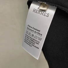 爱马*Hermes 春夏新款首发专柜最新款短袖圆领T恤 手绘高端订制 设计前卫时尚!品牌logo重工艺设 爱马*Hermes 春夏新款首发专柜最新款短袖圆领T恤 手绘高端订制 设计前卫时尚!品牌logo重工艺设