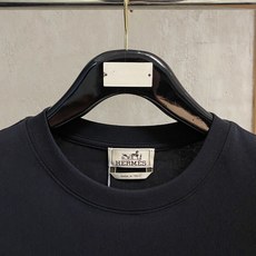 爱马*Hermes 春夏新款首发专柜最新款短袖圆领T恤 手绘高端订制 设计前卫时尚!品牌logo重工艺设 爱马*Hermes 春夏新款首发专柜最新款短袖圆领T恤 手绘高端订制 设计前卫时尚!品牌logo重工艺设