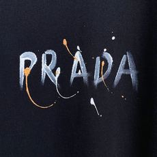 普拉*Prada 春夏新款首发专柜最新款短袖圆领T恤 高端订制 设计前卫时尚!品牌logo重工艺设计,高 普拉*Prada 春夏新款首发专柜最新款短袖圆领T恤 高端订制 设计前卫时尚!品牌logo重工艺设计,高