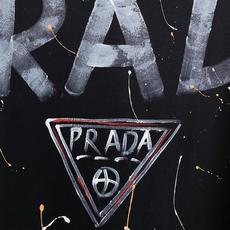 普拉*Prada 春夏新款首发专柜最新款短袖圆领T恤 高端订制 设计前卫时尚!品牌logo重工艺设计,高 普拉*Prada 春夏新款首发专柜最新款短袖圆领T恤 高端订制 设计前卫时尚!品牌logo重工艺设计,高