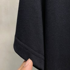 普拉*Prada 春夏新款首发专柜最新款短袖圆领T恤 高端订制 设计前卫时尚!品牌logo重工艺设计,高 普拉*Prada 春夏新款首发专柜最新款短袖圆领T恤 高端订制 设计前卫时尚!品牌logo重工艺设计,高