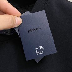 普拉*Prada 春夏新款首发专柜最新款短袖圆领T恤 高端订制 设计前卫时尚!品牌logo重工艺设计,高 普拉*Prada 春夏新款首发专柜最新款短袖圆领T恤 高端订制 设计前卫时尚!品牌logo重工艺设计,高
