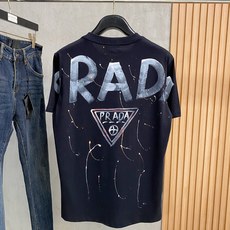 普拉*Prada 春夏新款首发专柜最新款短袖圆领T恤 高端订制 设计前卫时尚!品牌logo重工艺设计,高 普拉*Prada 春夏新款首发专柜最新款短袖圆领T恤 高端订制 设计前卫时尚!品牌logo重工艺设计,高