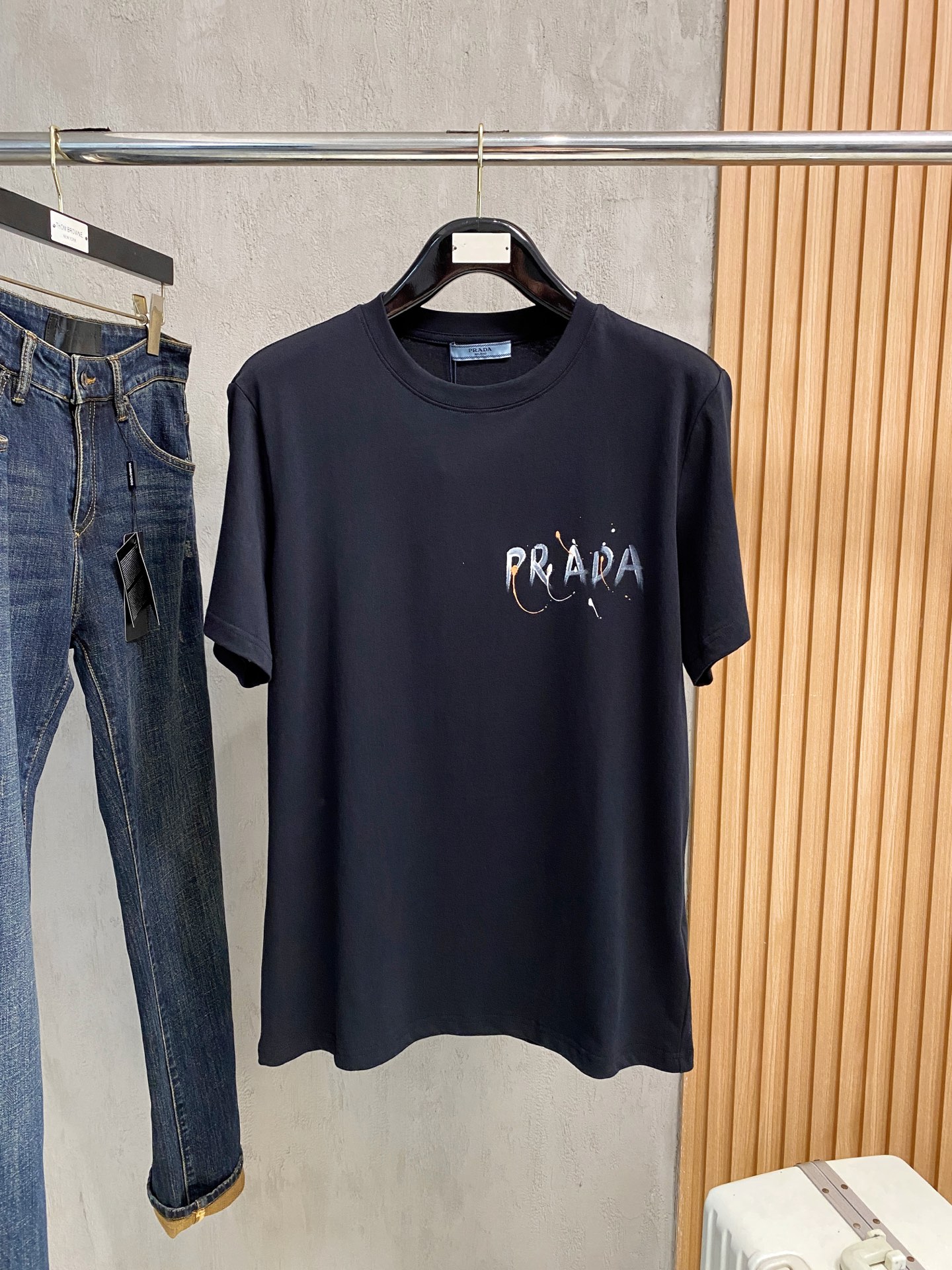 普拉*Prada 春夏新款首发专柜最新款短袖圆领T恤 高端订制 设计前卫时尚！品牌logo重工艺设计，高