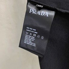 普拉*Prada 春夏新款首发专柜最新款短袖圆领T恤 高端订制 设计前卫时尚!品牌logo重工艺设计,高 普拉*Prada 春夏新款首发专柜最新款短袖圆领T恤 高端订制 设计前卫时尚!品牌logo重工艺设计,高