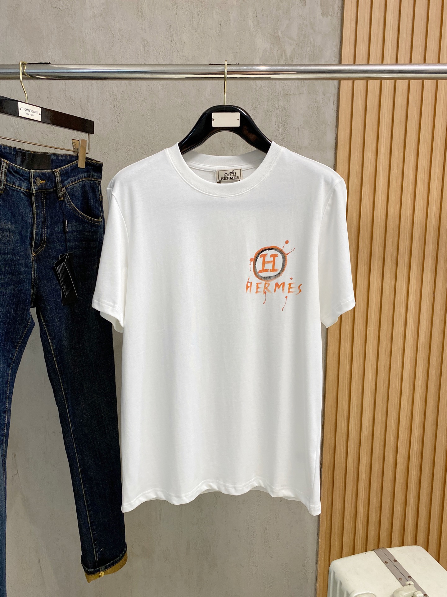 爱马*Hermes 春夏新款首发专柜最新款短袖圆领T恤 手绘高端订制 设计前卫时尚！品牌logo重工艺设
