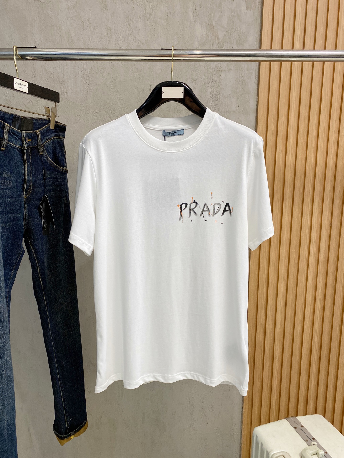 普拉*Prada 春夏新款首发专柜最新款短袖圆领T恤 高端订制 设计前卫时尚！品牌logo重工艺设计，高