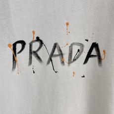普拉*Prada 春夏新款首发专柜最新款短袖圆领T恤 高端订制 设计前卫时尚!品牌logo重工艺设计,高 普拉*Prada 春夏新款首发专柜最新款短袖圆领T恤 高端订制 设计前卫时尚!品牌logo重工艺设计,高