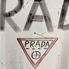 普拉*Prada 春夏新款首发专柜最新款短袖圆领T恤 高端订制 设计前卫时尚!品牌logo重工艺设计,高 普拉*Prada 春夏新款首发专柜最新款短袖圆领T恤 高端订制 设计前卫时尚!品牌logo重工艺设计,高