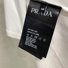 普拉*Prada 春夏新款首发专柜最新款短袖圆领T恤 高端订制 设计前卫时尚!品牌logo重工艺设计,高 普拉*Prada 春夏新款首发专柜最新款短袖圆领T恤 高端订制 设计前卫时尚!品牌logo重工艺设计,高