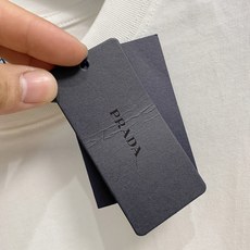 普拉*Prada 春夏新款首发专柜最新款短袖圆领T恤 高端订制 设计前卫时尚!品牌logo重工艺设计,高 普拉*Prada 春夏新款首发专柜最新款短袖圆领T恤 高端订制 设计前卫时尚!品牌logo重工艺设计,高