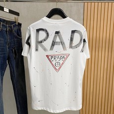 普拉*Prada 春夏新款首发专柜最新款短袖圆领T恤 高端订制 设计前卫时尚!品牌logo重工艺设计,高 普拉*Prada 春夏新款首发专柜最新款短袖圆领T恤 高端订制 设计前卫时尚!品牌logo重工艺设计,高